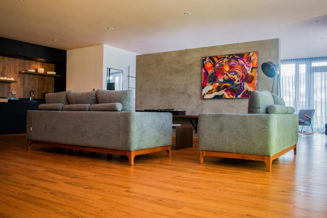 Hotel V1501 Pasto Exterior foto A living room with a concrete wall