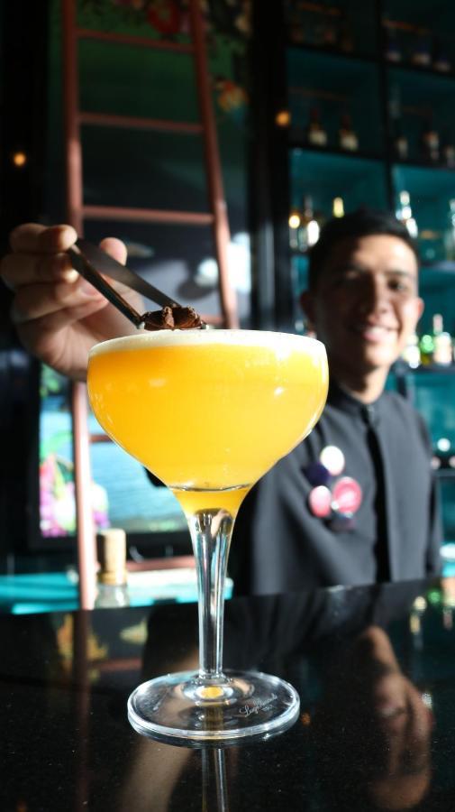 Hotel V1501 Pasto Exterior foto A bartender adding a garnish to a cocktail