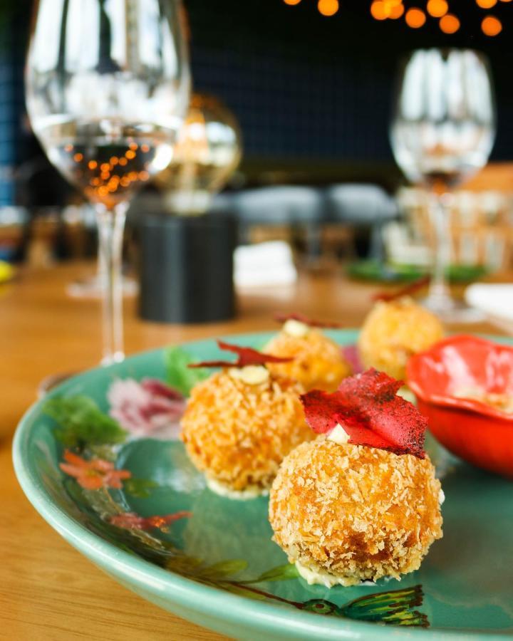Hotel V1501 Pasto Exterior foto A plate of canapés