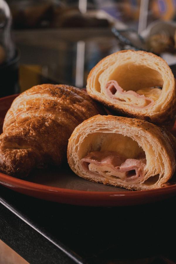 Hotel V1501 Pasto Exterior foto A ham and cheese croissant